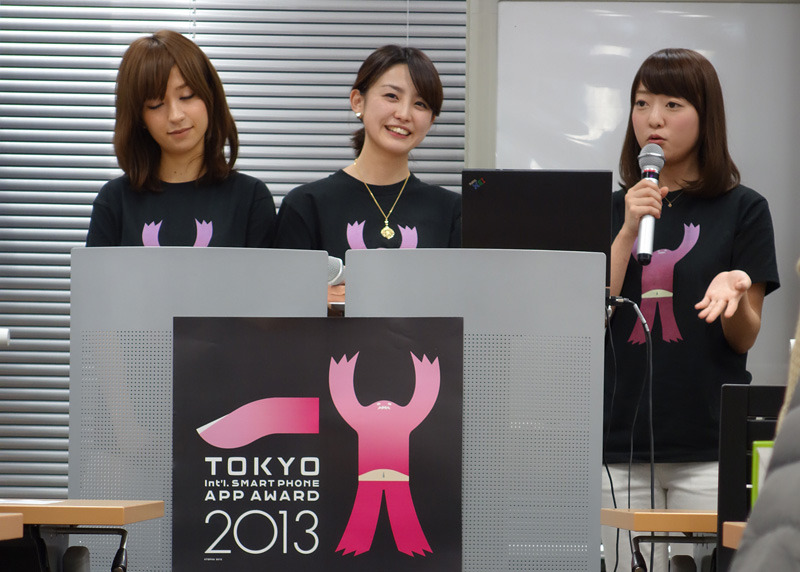 司会進行を務めた、2013TSPAAアンバサダーの女子大生3人。2011ワセダコレクションメンバー・本田玲奈さん（左）、ミスサークルコンテスト2010グランプリ・宮司愛海さん（中）、ミス専修コンテスト2011グランプリ・和田早矢さん（右）。