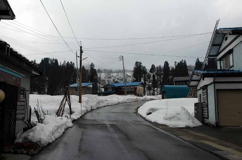 道路の雪は溶けているが、まわりにはまだ雪が積もっている状態。例年よりも少雪だという