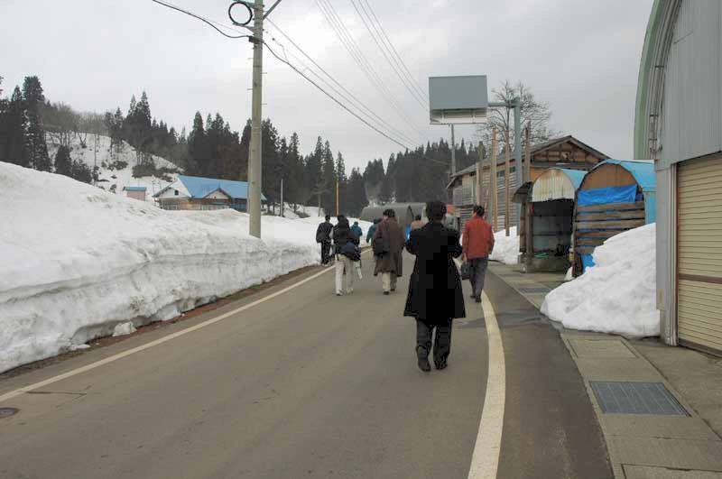 基地局の小学校へ移動する関係者たち