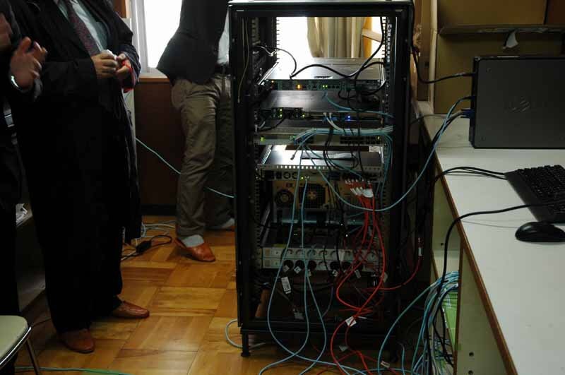 WiMAX実験で必要なサーバ機器が小学校の放送室に設置されていた