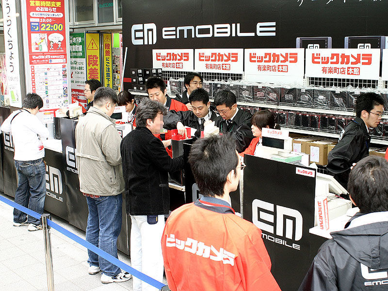 　31日、イー・モバイルのサービス開始を記念した「イー・モバイル開業記念カウントダウンセレモニー」が、有楽町ビックカメラ本館にて行われた。