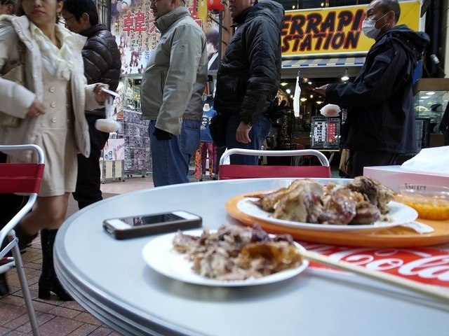 食べ終わる頃、鶏越しの人々は増えていた！