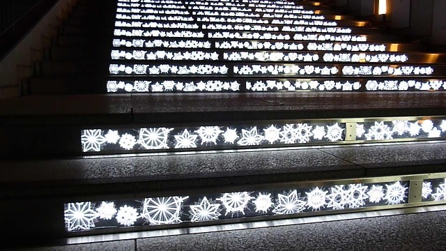 動く「光の階段」