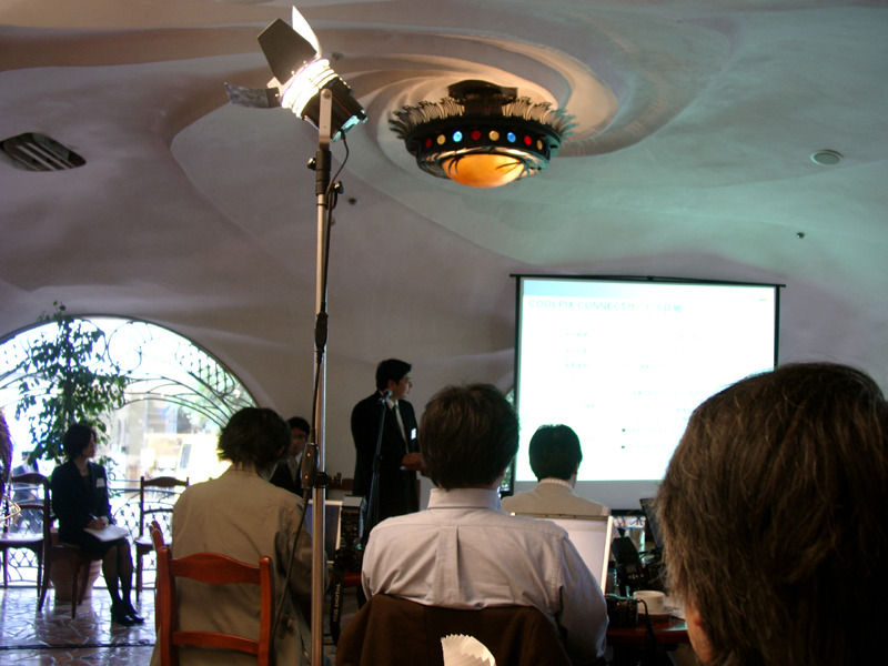 COOLPIX CONNECT体験会の模様。無線LAN通信機能を試すためにホットスポットのアクセスポイントがあるカフェが会場となっていた