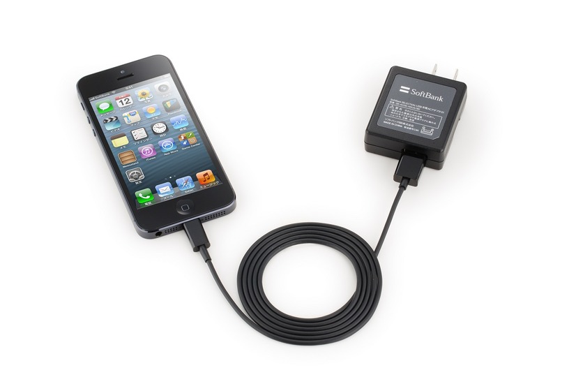 iPhone 5とACアダプタの接続イメージ