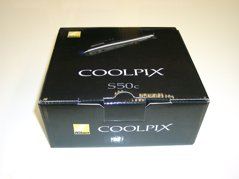 　4月下旬発売予定のニコンのコンパクトデジタルカメラ「COOLPIX S50c」。スリムボディに搭載したIEEE802.11b/g準拠の無線LAN通信機能についてはすでに別記事で紹介したが、発売前の実機をニコンより借りることができたので、ここで紹介しよう。