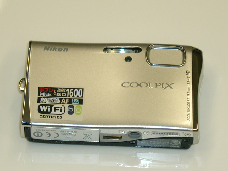 　4月下旬発売予定のニコンのコンパクトデジタルカメラ「COOLPIX S50c」。スリムボディに搭載したIEEE802.11b/g準拠の無線LAN通信機能についてはすでに別記事で紹介したが、発売前の実機をニコンより借りることができたので、ここで紹介しよう。