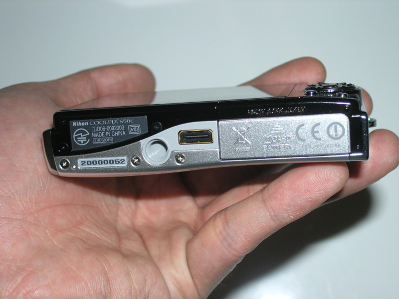 　4月下旬発売予定のニコンのコンパクトデジタルカメラ「COOLPIX S50c」。スリムボディに搭載したIEEE802.11b/g準拠の無線LAN通信機能についてはすでに別記事で紹介したが、発売前の実機をニコンより借りることができたので、ここで紹介しよう。