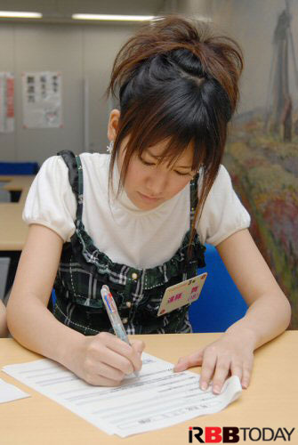 今回登場は3月に高校を卒業したばかりのアイドリング!!!3号・遠藤舞さん。携帯電話に関する質問では、請求額は8000円くらいと答えてくれた。