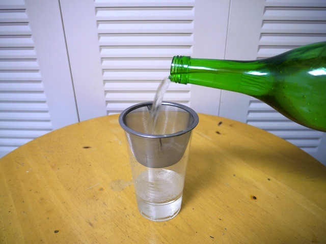 お酒を茶こしを通して注ぐと、