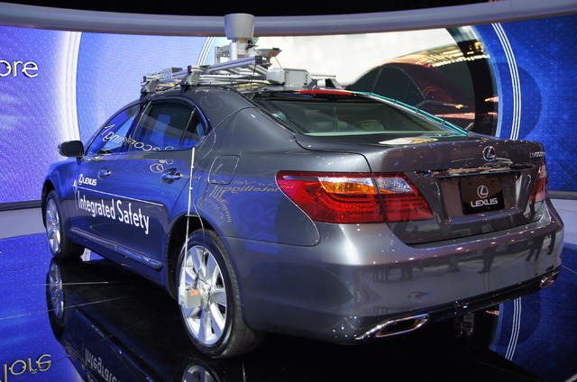 「LEXUS INTEGRATED SAFETY」を搭載したレクサス LS（CES13）