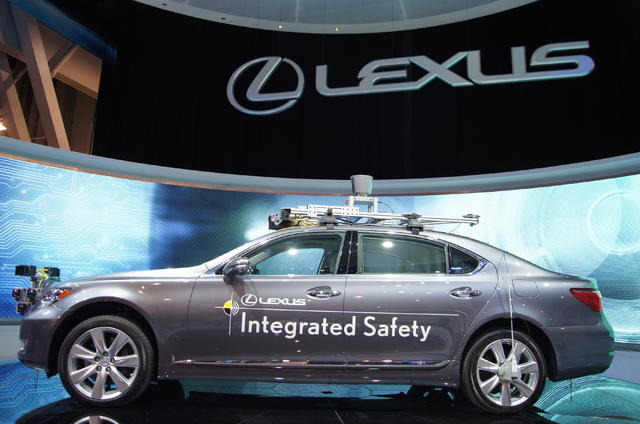 「LEXUS INTEGRATED SAFETY」を搭載したレクサス LS（CES13）