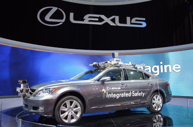 「LEXUS INTEGRATED SAFETY」を搭載したレクサス LS（CES13）