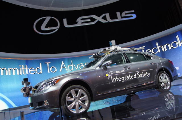 「LEXUS INTEGRATED SAFETY」を搭載したレクサス LS（CES13）