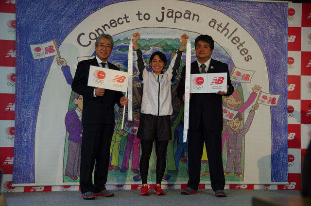 JOC会長 竹田恒和氏、上田藍選手、ニューバランス代表取締役社長 冨田智夫氏