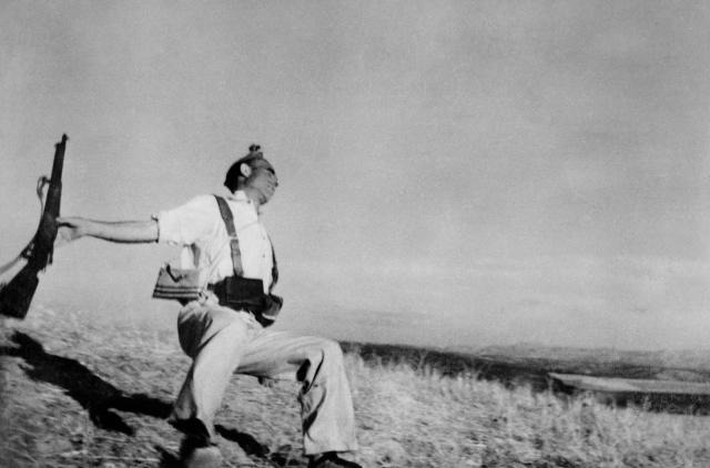ロバート・キャパ《共和国軍兵士、コルドバ戦線》1936年9月初旬ゼラチン・シルバー・プリント、横浜美術館蔵、© ICP／Magnum Photos