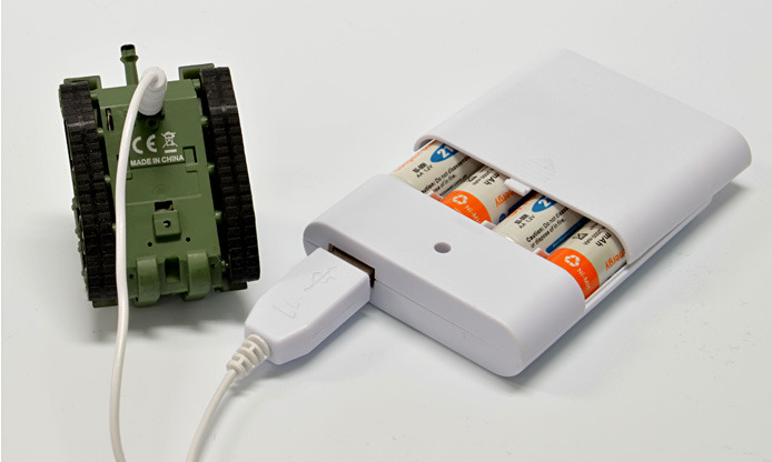 付属の電池充電パックから充電するイメージ（乾電池は別売）