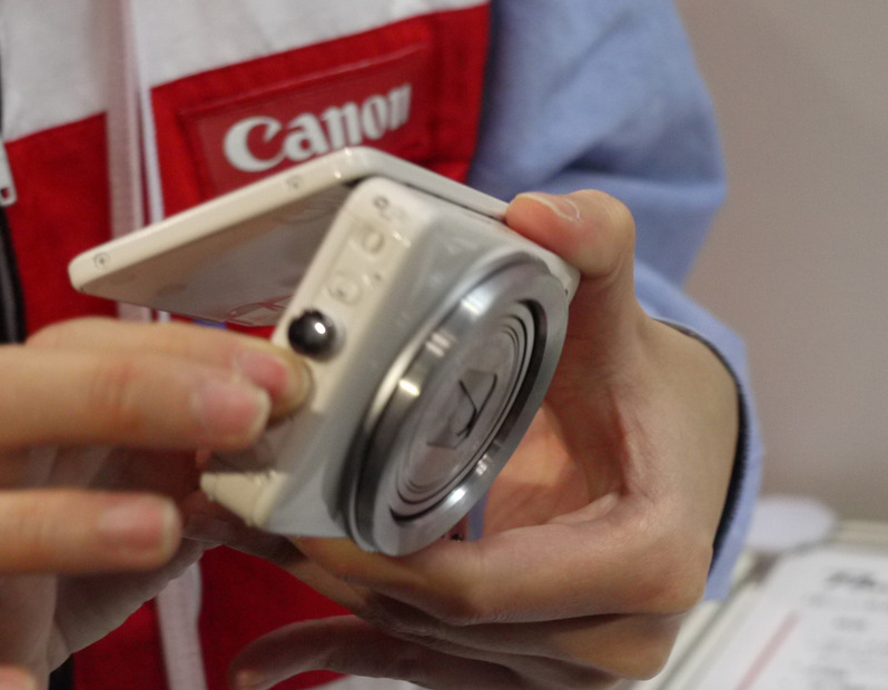 【CP+ 2013】キヤノン、ユニークなコンパクトデザイン「PowerShot N」を出展