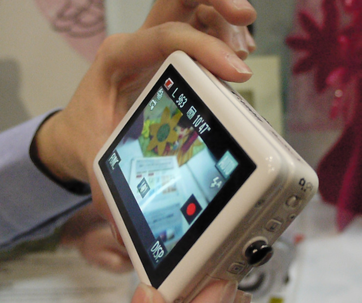 【CP+ 2013】キヤノン、ユニークなコンパクトデザイン「PowerShot N」を出展