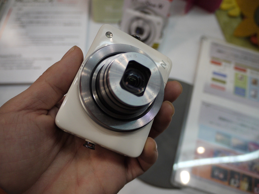 【CP+ 2013】キヤノン、ユニークなコンパクトデザイン「PowerShot N」を出展