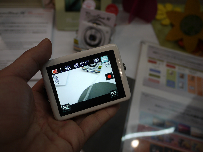 【CP+ 2013】キヤノン、ユニークなコンパクトデザイン「PowerShot N」を出展