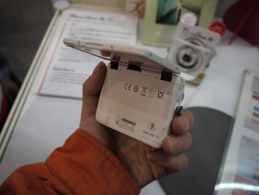 【CP+ 2013】キヤノン、ユニークなコンパクトデザイン「PowerShot N」を出展