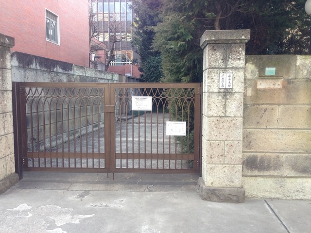 表札には乱歩の本名平井太郎と息子の表札が掛かる