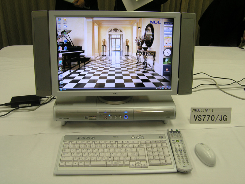 　日本電気（NEC）は16日、デスクトップPC「VALUESTAR」の夏モデルを発表した。「VALUESTAR S」「VALUESTAR L」シリーズそれぞれ3モデルがラインアップされている。VALUESTAR Sシリーズが4月19日発売で、VALUESTAR Lシリーズが4月26日発売。