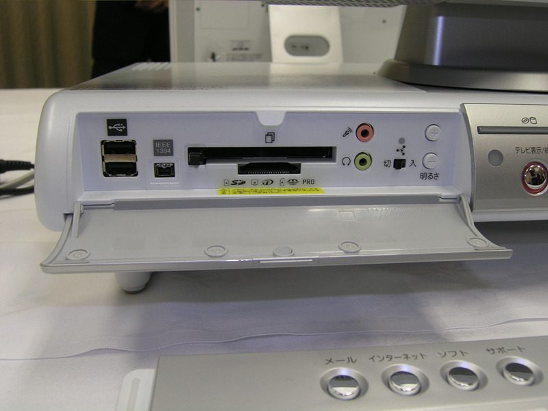 　日本電気（NEC）は16日、デスクトップPC「VALUESTAR」の夏モデルを発表した。「VALUESTAR S」「VALUESTAR L」シリーズそれぞれ3モデルがラインアップされている。VALUESTAR Sシリーズが4月19日発売で、VALUESTAR Lシリーズが4月26日発売。