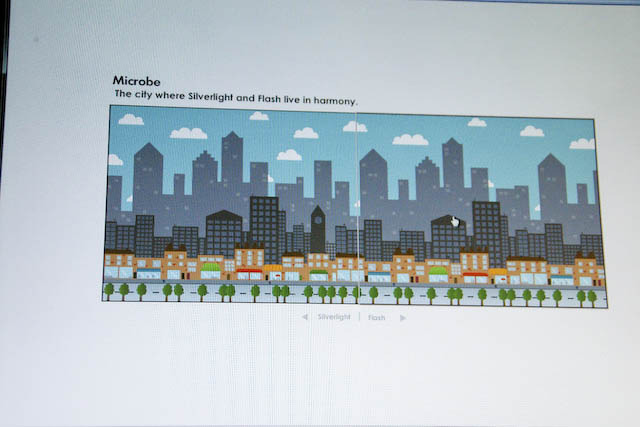 「Microbe」という町では、Silverlight(左側)とFlash(右側)が調和(?)している
