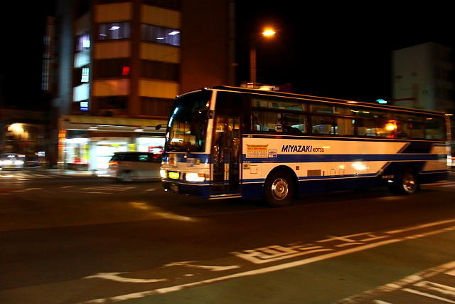 橘通三丁目交差点付近を走る宮崎交通の観光バス（2013年2月）