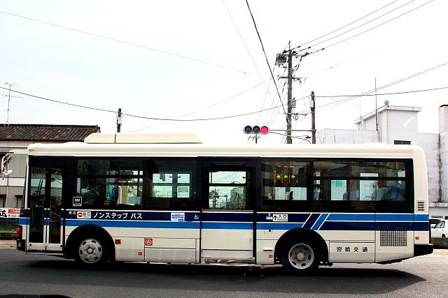 西都市付近を走る宮崎交通の路線バス（2013年2月）