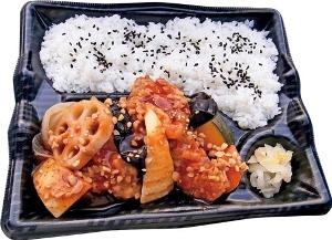 鶏唐揚と野菜の辛味たれ弁当（530円）