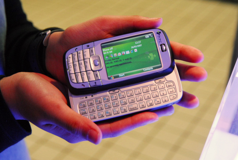 　HTCという携帯電話メーカーをご存じだろうか。同社はWindows Mobileを搭載したスマートフォンのメーカーとして、日本市場に参入した。そのHTCの日本法人HTC Nipponが、新宿駅西口のQ’s Cafe内に「HTC モバイルインターネット Cafe」（HTC Cafe）を開設している。