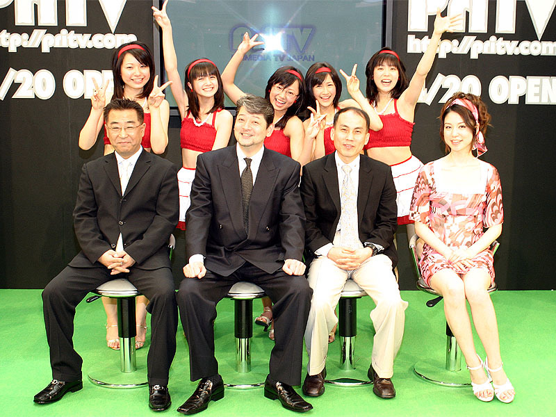 出演者全員でのフォトセッション。プリメディアTV KOREA社長・キム氏、プリメディアTV社長・草刈満氏、DideoNET・安東まりあとTHE ポッシボー