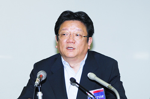 東証で07年3月期の業績を報告したヤフーの井上雅博社長は、「96年に会社設立以来、10期連続増収増益」で、売上高、営業利益、経常利益、純利益のいずれも過去最高を記録したと胸を張る