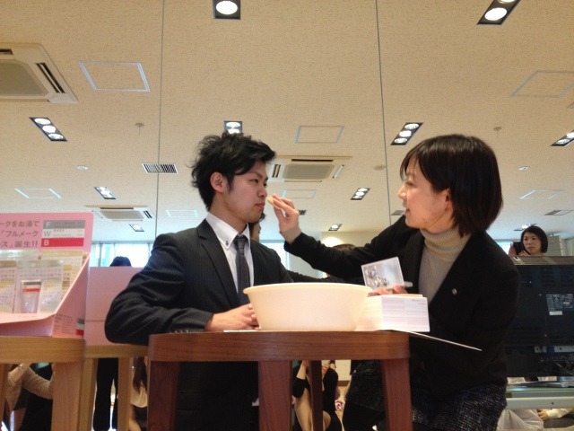 女性のすっぴんを見せるのは気が引けるということで、男性でメーク落とし実験