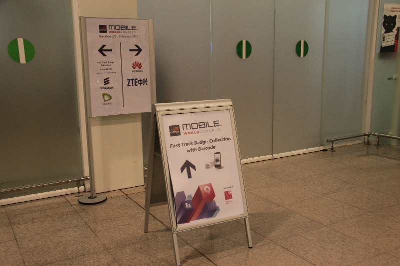 空港到着ロビーへの出口にはFast Trackの案内表示が