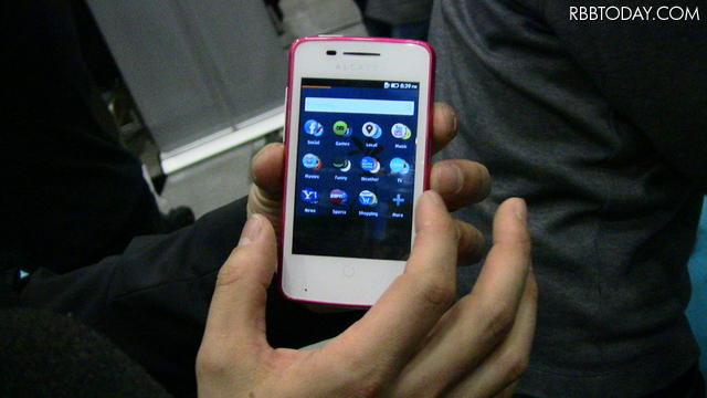 MWC 2013のプレイベントで発表されたFirefox OS搭載端末「ONE TOUCH FIRE」