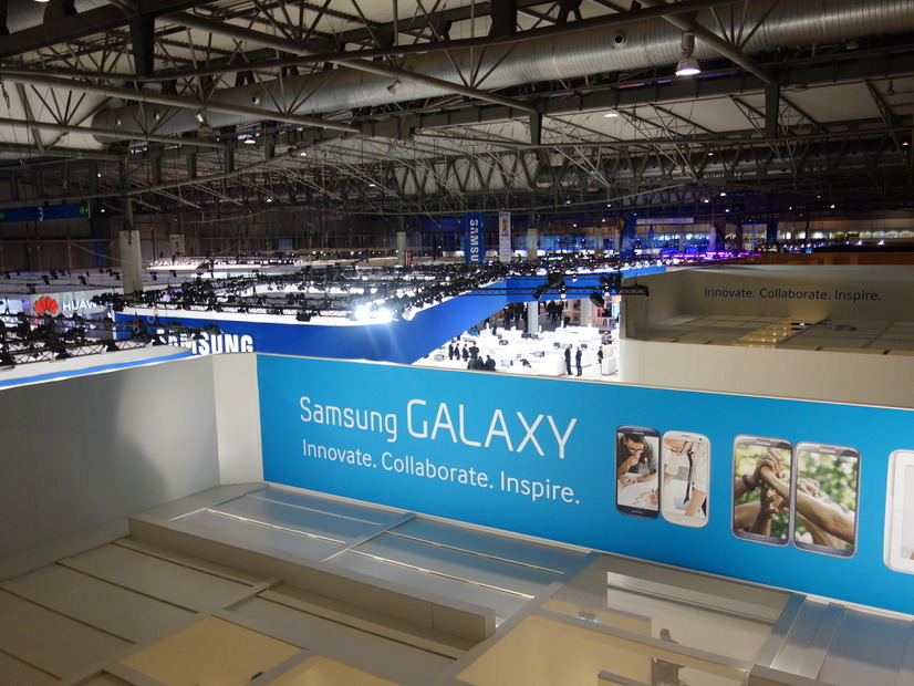 展示ホールを上から見た様子。これはホールの半分で、反対側にも同じスペースが。この広いホールが8つある