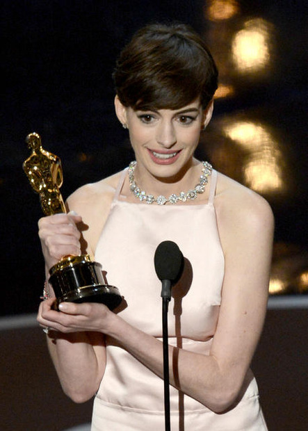 第85回アカデミー賞で助演女優賞を受賞したアン・ハサウェイ -(C) Getty Images