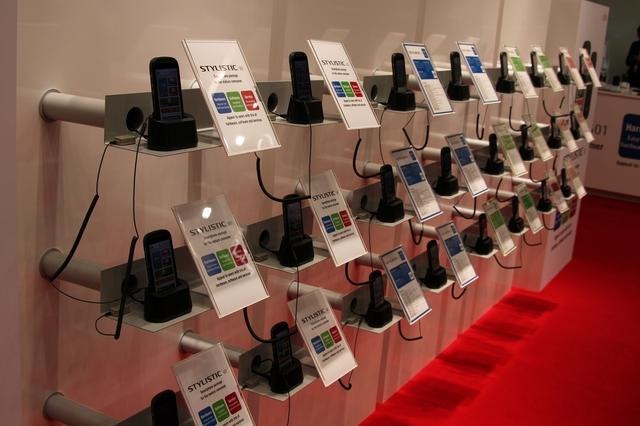 【MWC 2013】富士通、海外向けらくらくスマートフォン「STYLISTIC」を初披露