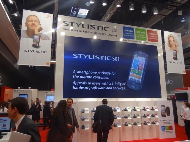 【MWC 2013】富士通、海外向けらくらくスマートフォン「STYLISTIC」を初披露