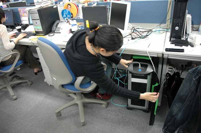 こんにちは、みおみおです。出社したら、デスク周りに箱1つ。でっかっ!!!!!完全に椅子が出せず、その前をふさぎ、通路に幅を利かせて居座っています。