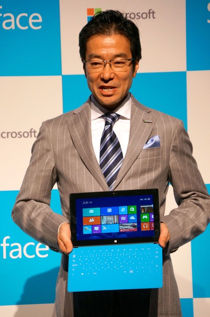 3月15日発売の新型タブレット「Surface RT」を手にする、日本マイクロソフトの樋口泰行社長