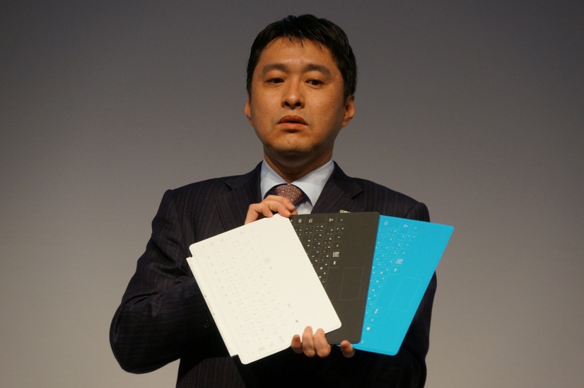 キーボード機能が付いたカバーを手にする、日本マイクロソフトの横井信好氏