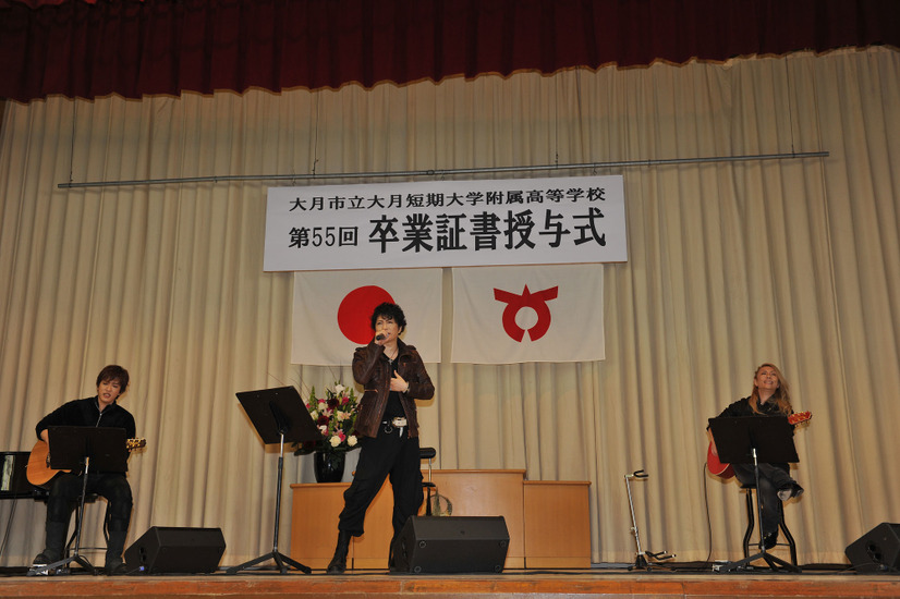 Gackt 卒業式にサプライズで登場 野に咲く花のように 熱唱 2枚目の写真 画像 Rbb Today Gackt 卒業式にサプライズで登場 野に咲く花のように 熱唱 2枚目の写真 画像 Rbb Today