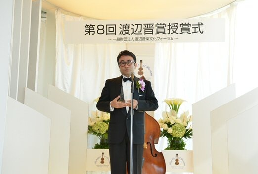 授賞式でスピーチする三谷幸喜氏