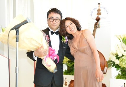 青木さやかさんが花束贈呈