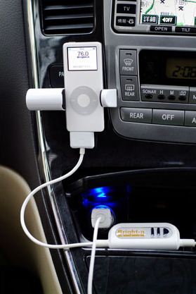 車内でiPodを接続した様子